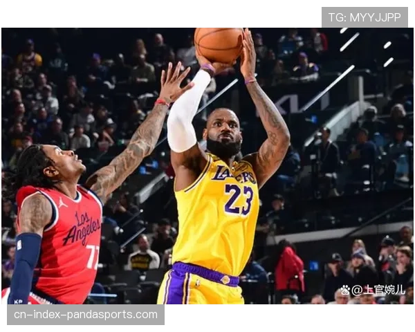 布朗尼替补命中三分 湖人年轻后卫空接上篮掀起进攻高潮